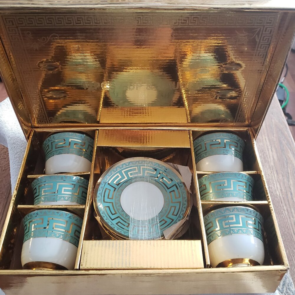 Vintage Coffee /Tea cups with Saucer Set of 6, Mint with Gold color, never used.